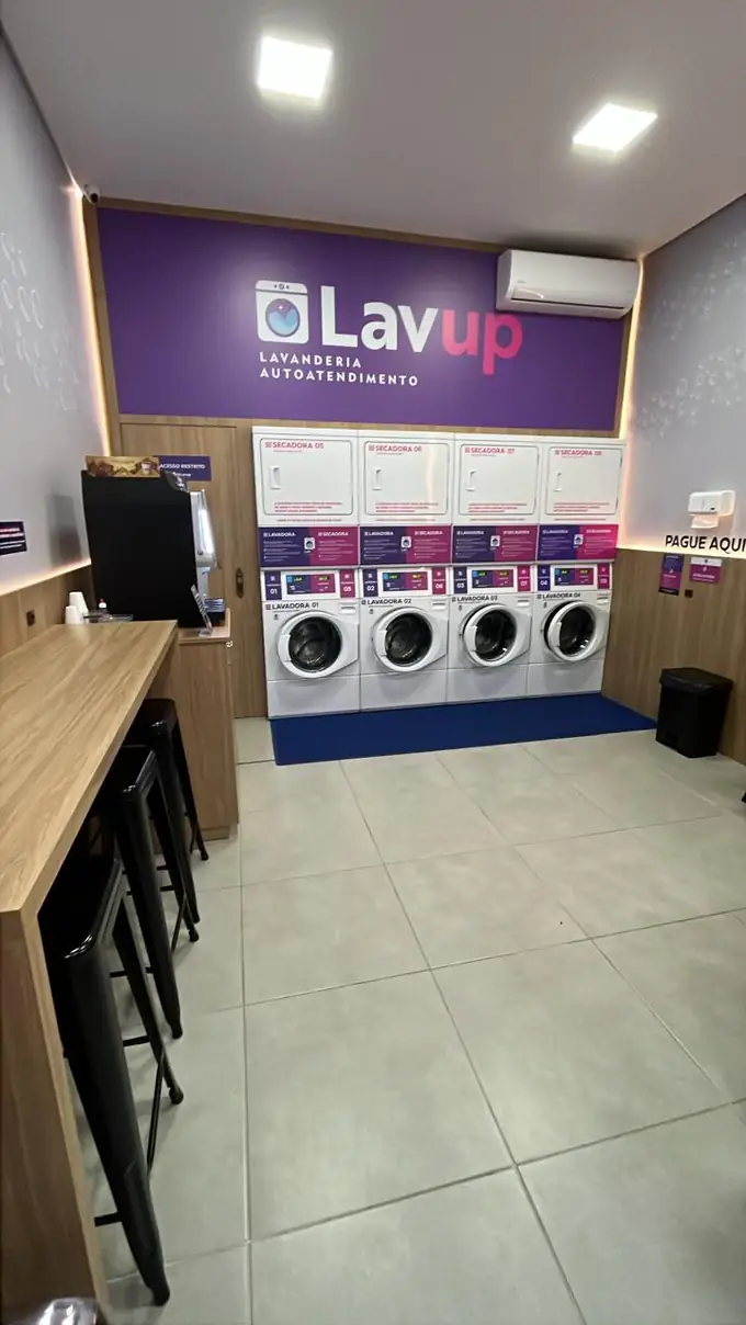 Bancada com banquetas e máquina de café dentro da LAVUP Gramado