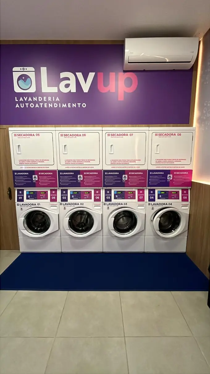Quatro lavadoras e quatro secadoras LAVUP de 10 kg, com painel digital de seleção de programa